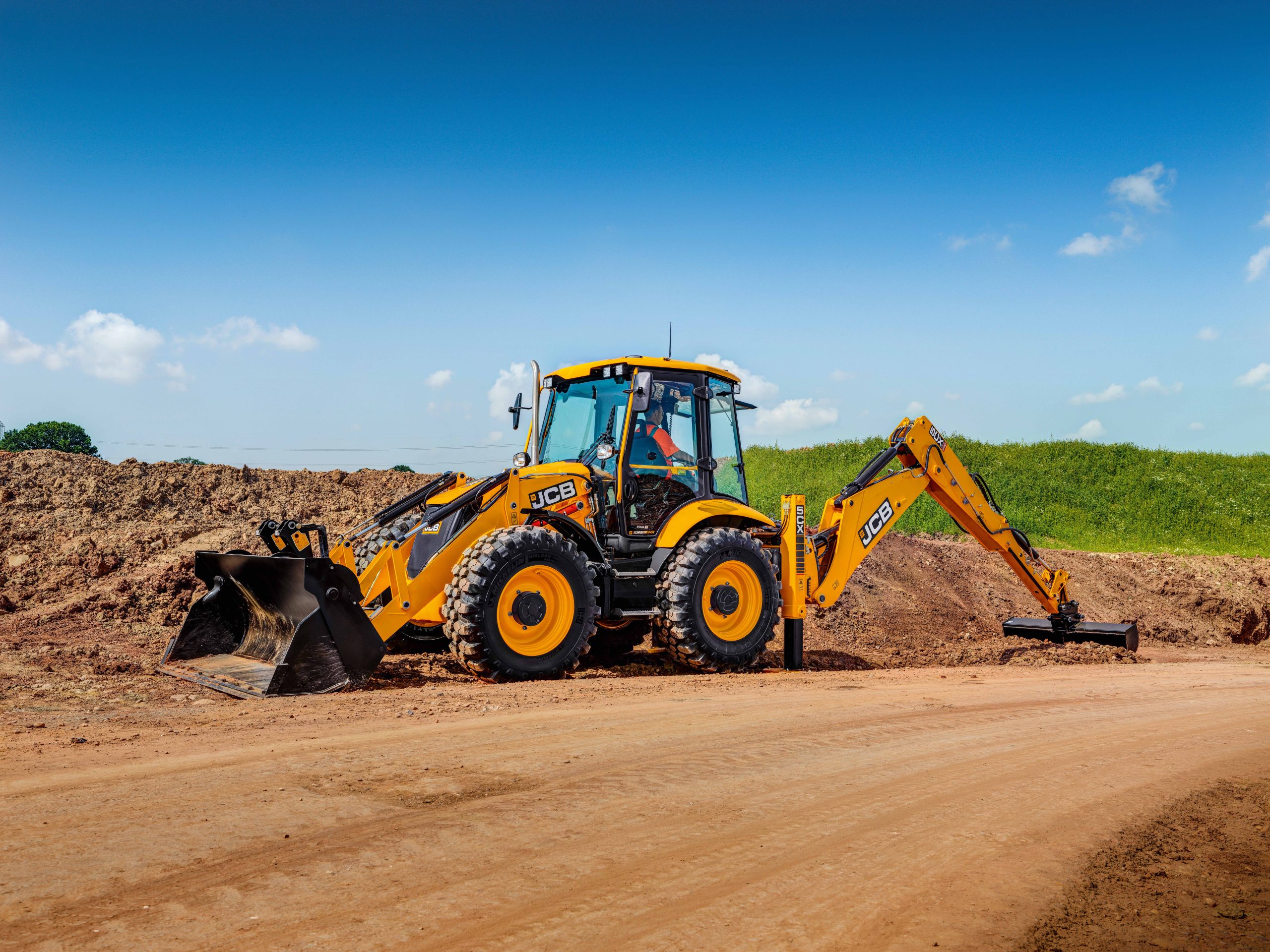 Sistemul Dual-Drive de la JCB aduce buldoexcavatoarele la următorul nivel