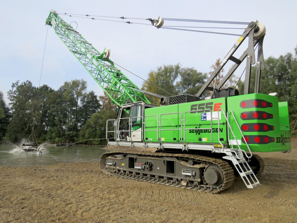 Extracția pietrișului cu cupă tip draglină: reactivarea unei balastiere cu macaraua SENNEBOGEN 655 E