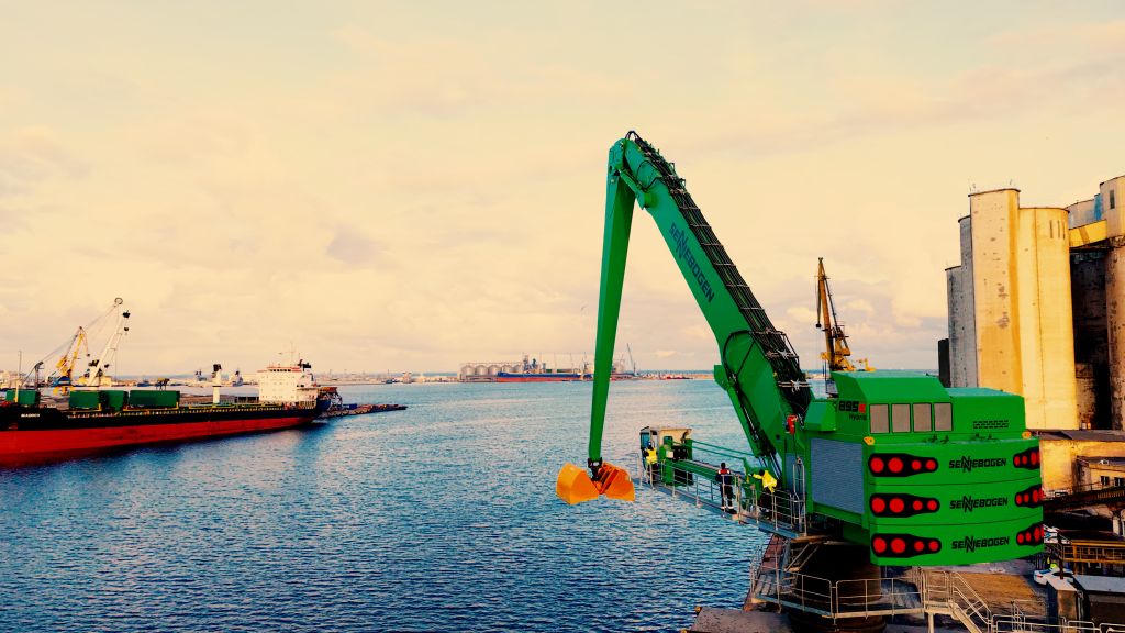 Cel mai mare manipulator  din lume SENNEBOGEN  lucrează în Portul Constanţa